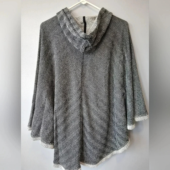 Lucky Brand hooded poncho size M/L black white herringbone pattern pockets - Picture 8 of 9